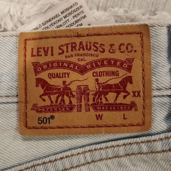 Light wash, button fly high waist Levi's jean shorts size 28! - Picture 11 of 13